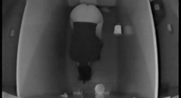 বাদামী কেশিক মেয়েটি একটি সেক্সি বিএফ স্ট্রিপ্টিজ দেখায়