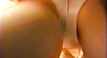 অভিযুক্ত ড্যাফনে ডেয়ার একজন পুরুষের সামনে ডাবলু ডাবলু সেক্সি ভিডিও স্টকিংসে তার পা ছড়িয়ে দেয়।