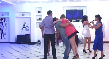 পুরো দলের সঙ্গে হট সেক্সি বিএফ sauna মধ্যে