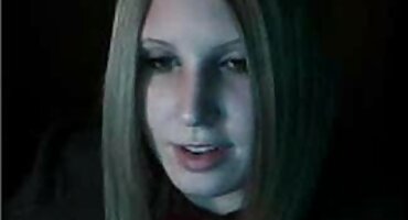 একজন যুবককে সেক্সি ভিডিও দেখান প্রলুব্ধ করেছে