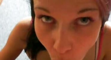 একটি প্রাকৃতিক পঞ্চম সেক্সি বিএফ স্তন আকার সঙ্গে একটি মেয়ে Fucked