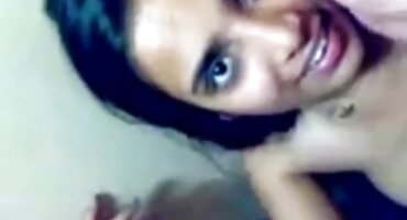 একজন মানুষের সাথে কালো সুন্দরীর সেক্সি বিএফ আকর্ষণীয় তারিখ।