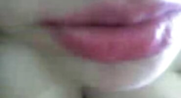 তিনি টেবিলের উপর বিএফ সেক্সি স্বর্ণকেশী ডাম্প