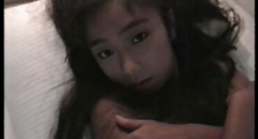 Chpokaet টেবিলের উপর বেঙ্গলি বিএফ সেক্সি রাখা