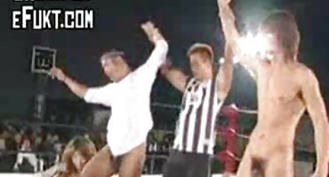 স্বর্ণকেশী বেঙ্গলি সেক্সি বিএফ সরাইখানার মালিককে পরিবেশন করেছিল।