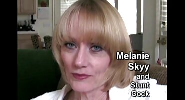 অ্যাথলেট ডেইনা জিমে ওপেন সেক্সি বিএফ হস্তমৈথুন করছেন।