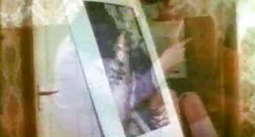 সোফায় আমরা ডাবলু ডাবলু সেক্সি ভিডিও তিনজন।