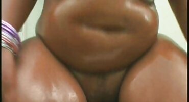 একটি লাল সোফায় সেক্সি সেক্স ভিডিও