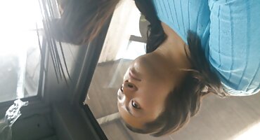 একটি কার্ভি বিউটি স্ট্র্যাপন আরেকটি ঠুং ঠুং শব্দ সেক্সি ভিডিও বিএফ করে।