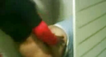 একজন অভিজ্ঞ স্লটকে আলিঙ্গন করে সেক্সি ভিডিও চুদাচুদি