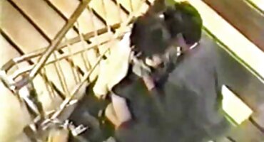 টাক ধনী লোকটি আয়াকে সেক্সি বিএফ চারের উপর রাখল।